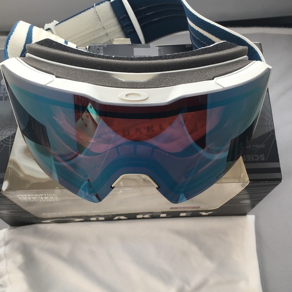 Brand new Oakley Fall Line XL snow goggles. - Picture 2 of 4